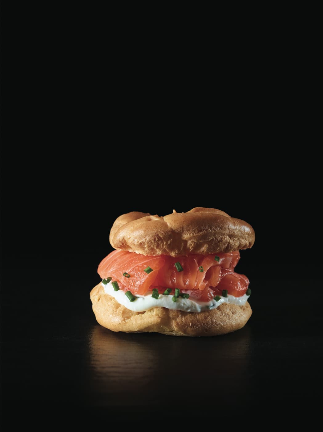 Bagel di salmone Upstream, yogurt greco ed erba cipollina