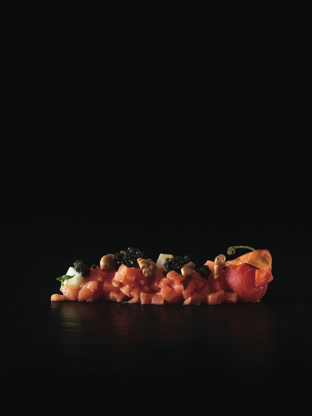 Battuta di salmone puro Upstream, caviale, noci e daikon fermentato