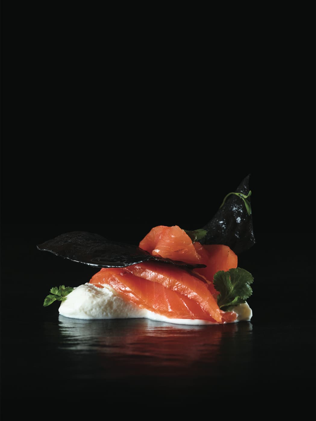 Carpaccio di salmone Upstream con cialde di pane al nero di seppia