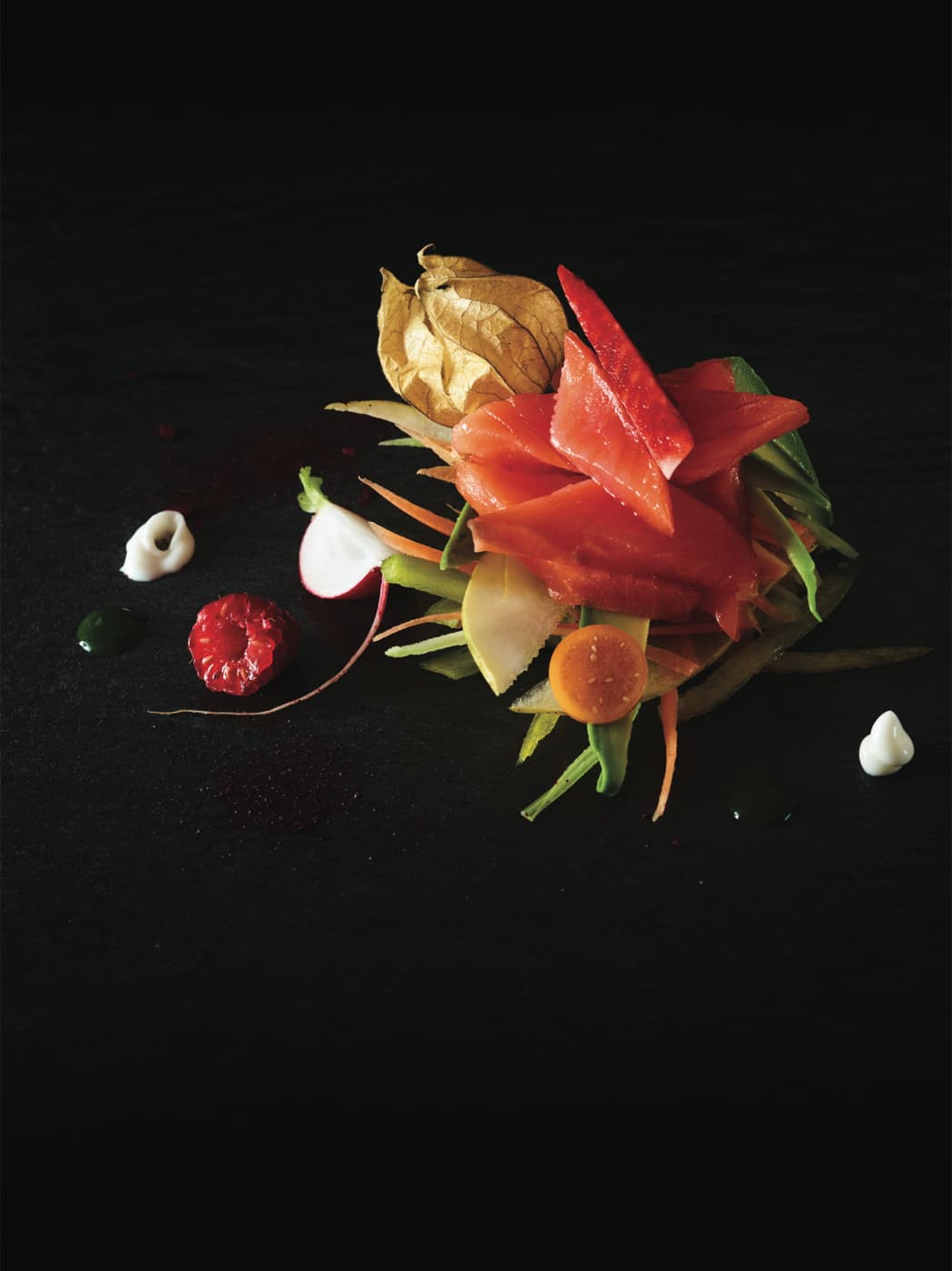 Filetto di salmone affumicato Upstream con misticanza di verdure alla julienne