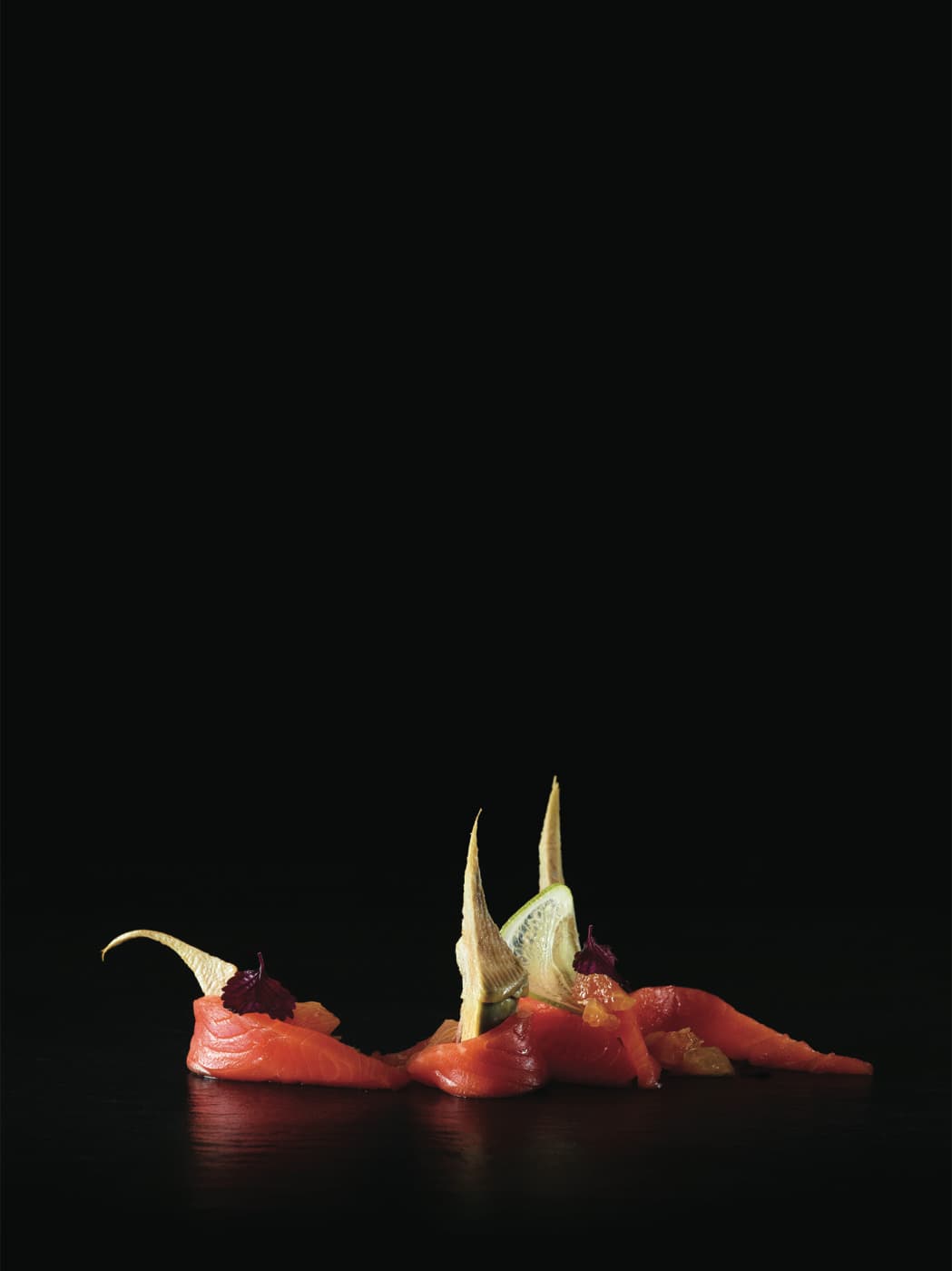 Insalata di carciofi cotti e crudi, filetto di salmone Upstream marinato agli agrumi