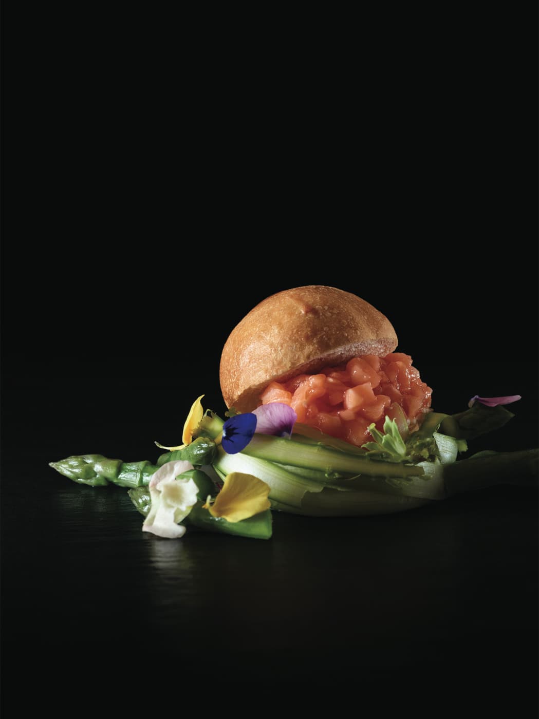 Piccolo hamburger di tartare di salmone e insalata di asparagi ghiaccio