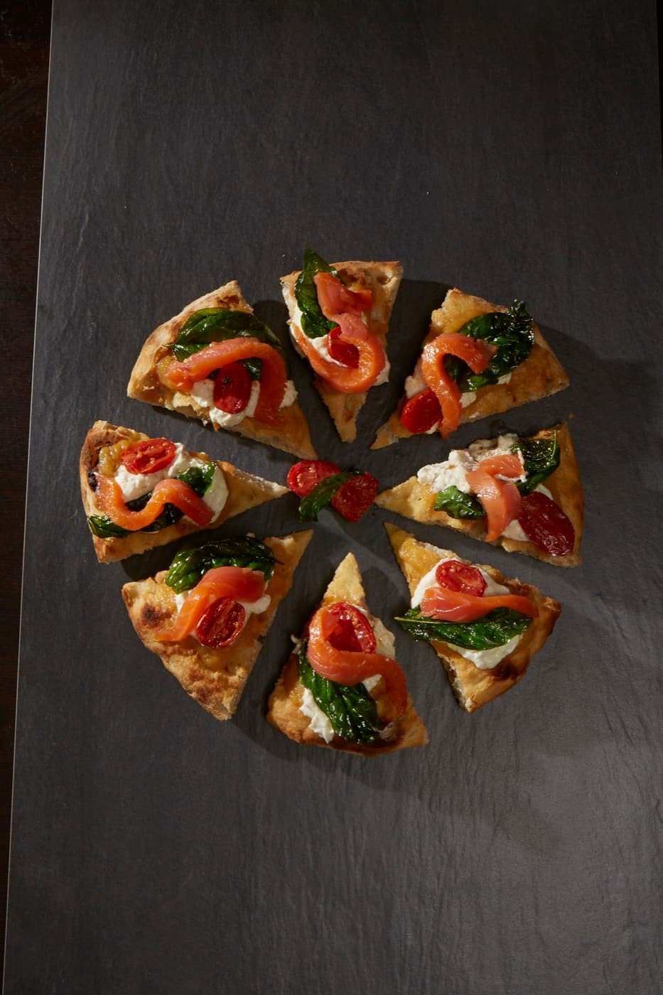 Pizza con datterini, crema di ricotta e salmone Upstream