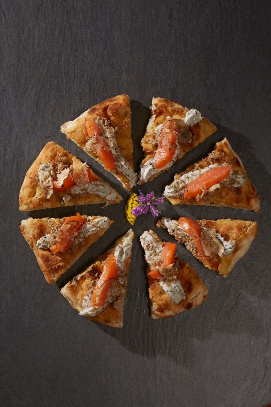 Pizza con ventresca di salmone Upstream e tartufo nero di Fragno