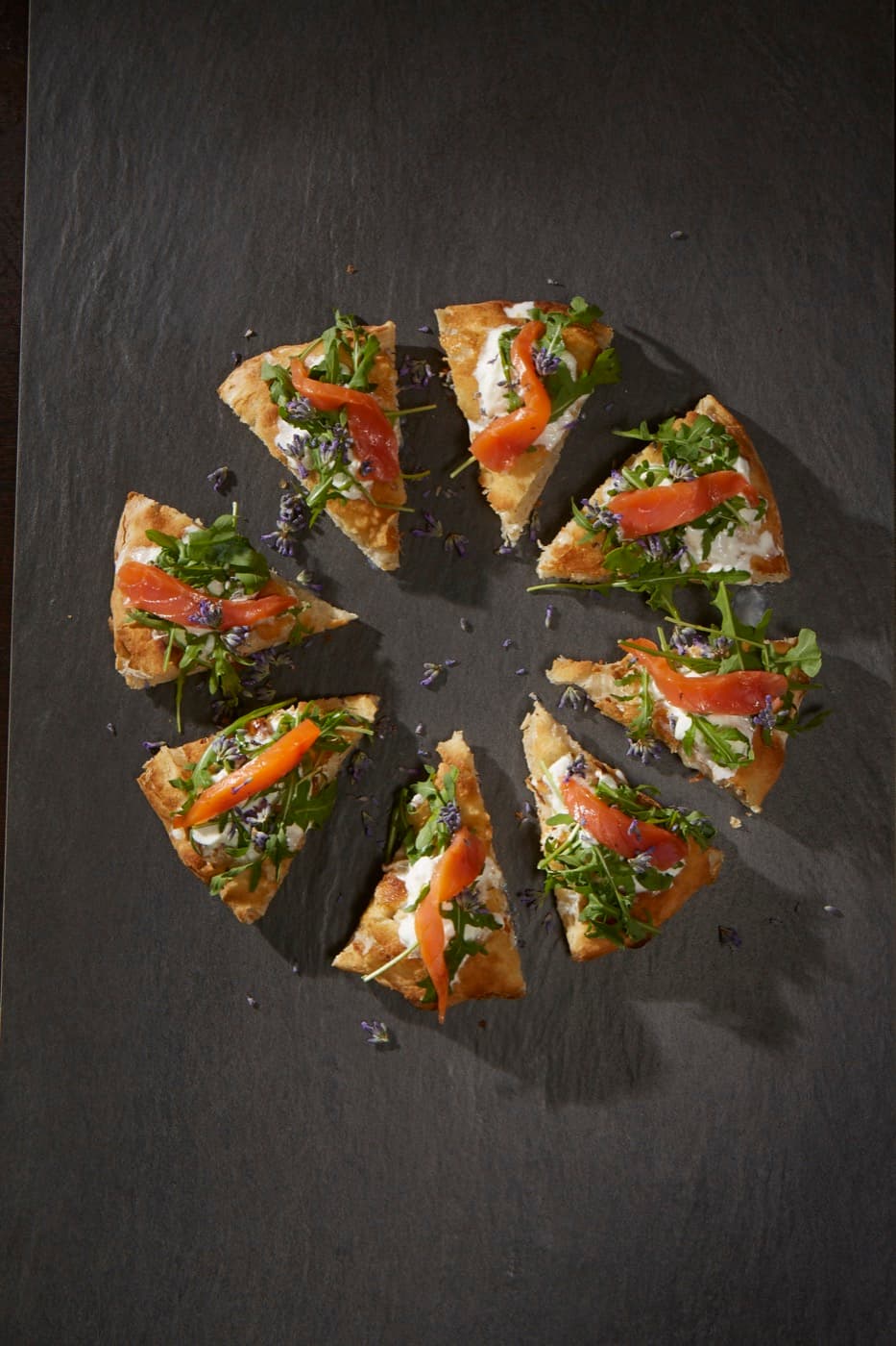 Pizza stracciatella pugliese, misticanza, ventresca di salmone Upstream, gocce di elixir di Chartreuse