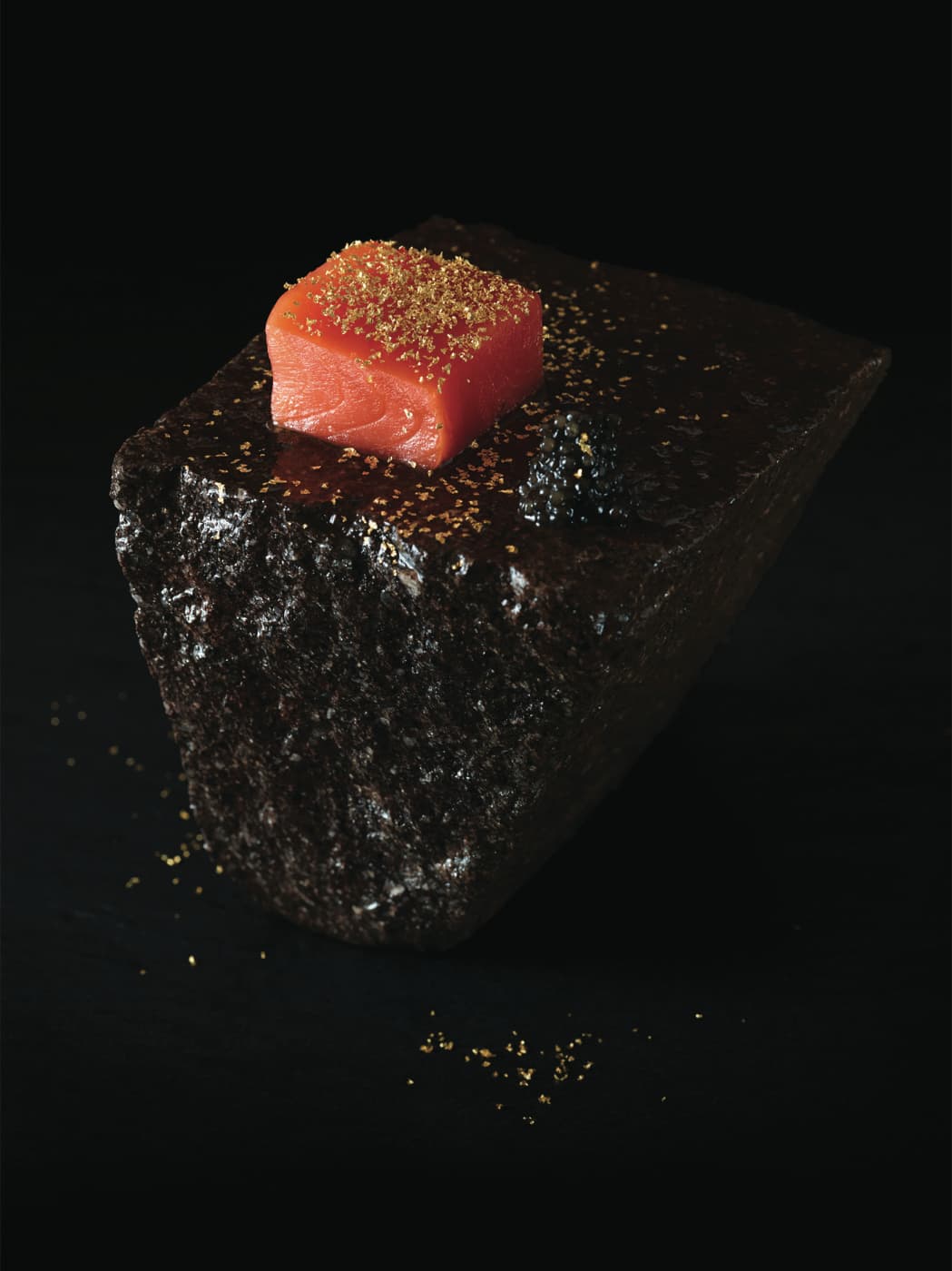 Salmone affumicato gold edition, oro e caviale