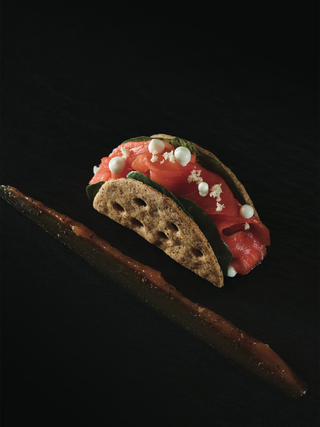 Tacos di Storo con ventresca di salmone affumicato Upstream, crescione al cocco e yogurt greco