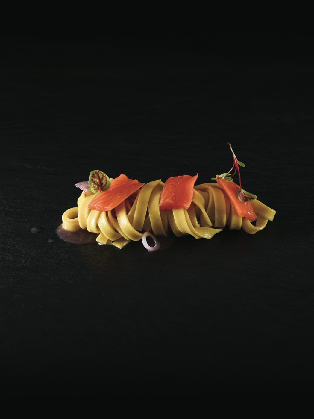 Tagliatelle all'uovo, crema di cipolla dolce, umeboshi e salmone Upstream