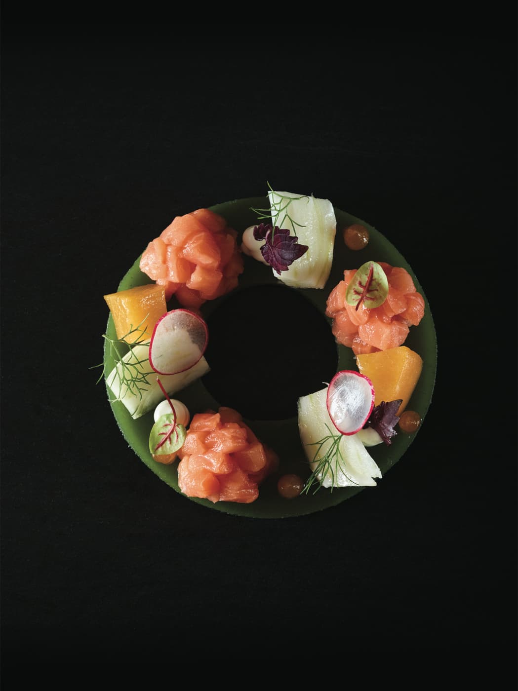 Tartare di salmone, finocchi e pesche sciroppate